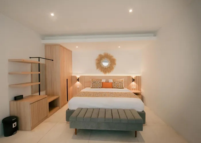 4 Bedroom With Private Pool Near Lafavela * سمينياك