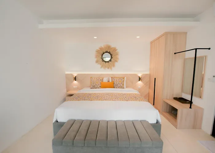 4 Bedroom With Private Pool Near Lafavela * سمينياك