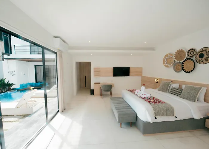 4 Bedroom With Private Pool Near Lafavela سمينياك