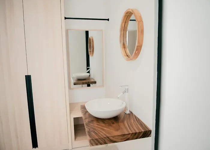 4 Bedroom With Private Pool Near Lafavela * سمينياك