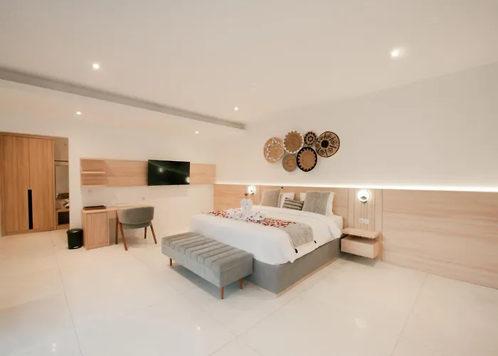 4 Bedroom With Private Pool Near Lafavela فيلة *